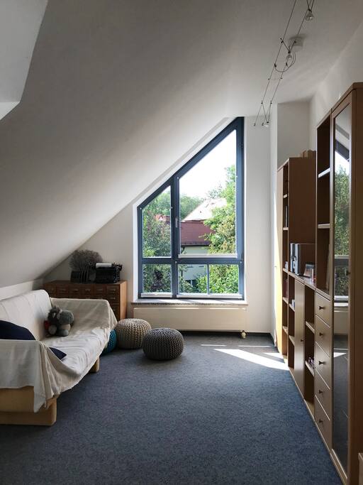 Wohn-Esszimmer mit Schlafcouch