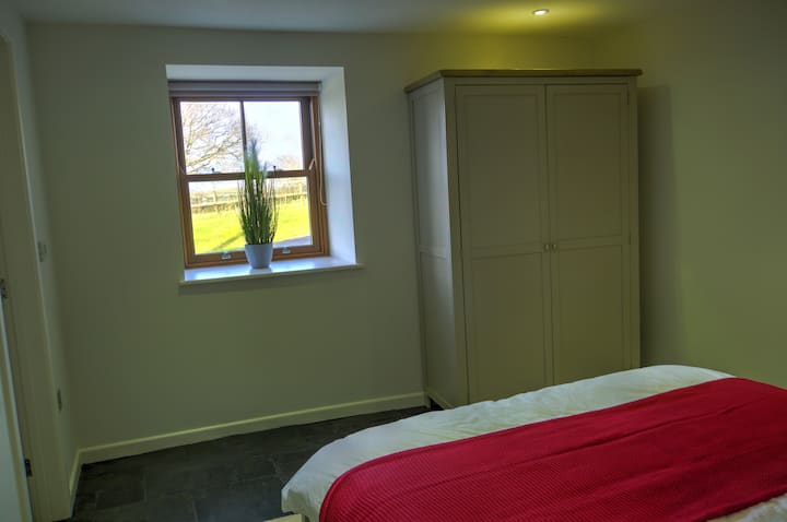 נוף מהמיטה מעל המדשאה הקדמית