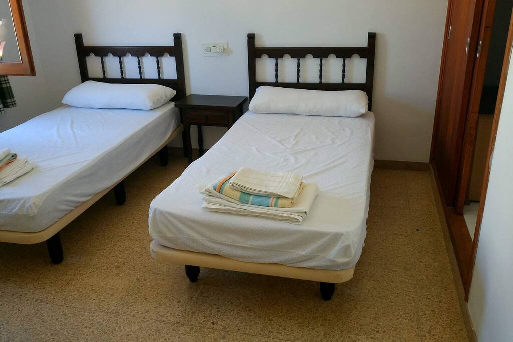 1 habitacion con dos camas,armario y ventana