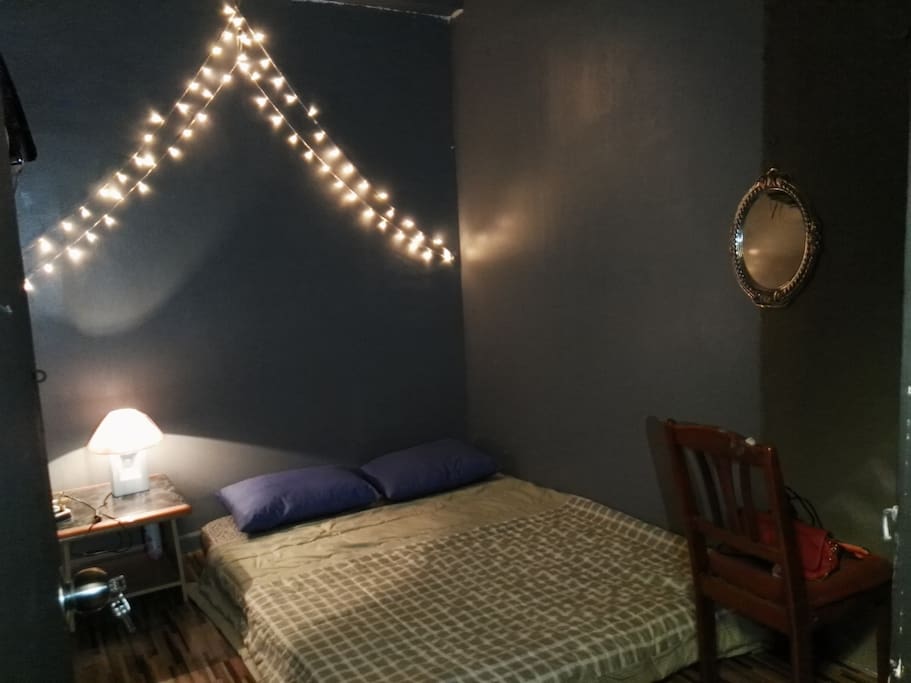Queen bedroom.airconditioned unless you wanna room without ac :p