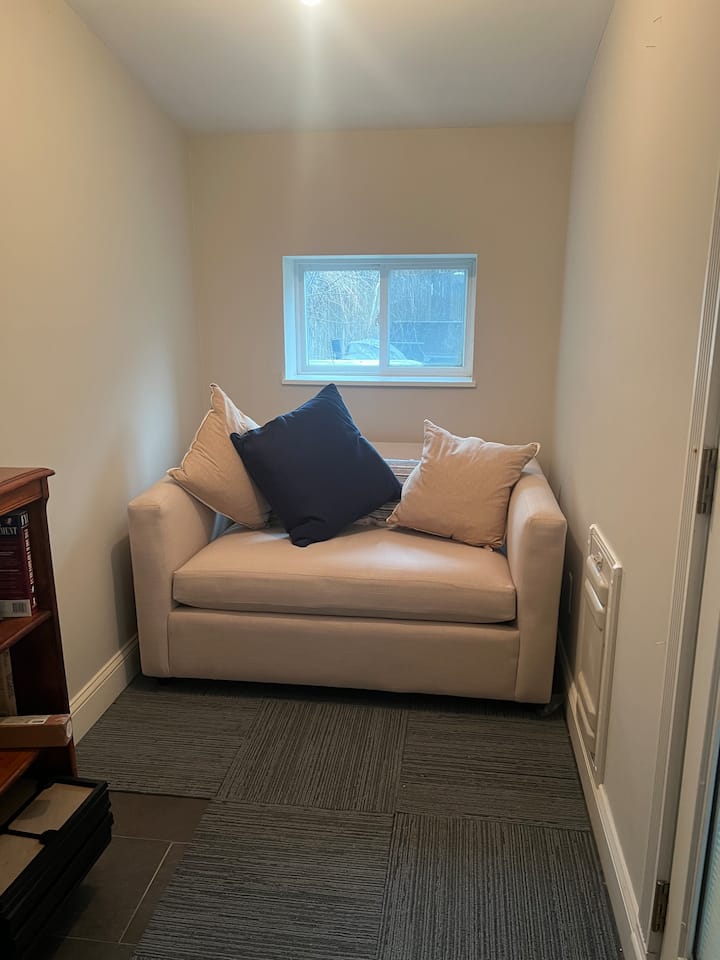 Sofá cama doble junto al dormitorio principal