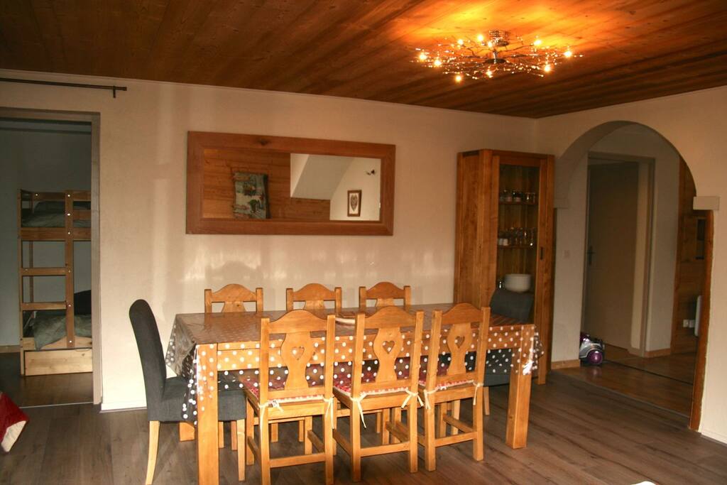 Salle à manger et coin nuit sur la gauche