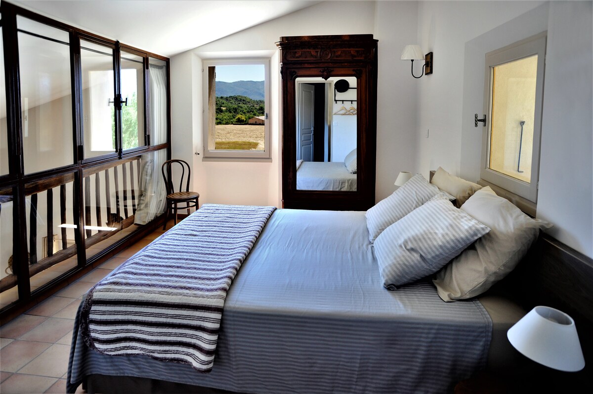 卧室位于南侧，设有通往客厅的夹层窗户、双层玻璃和遮光帘。