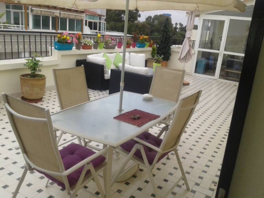 UNE GRANDE TERRASSE