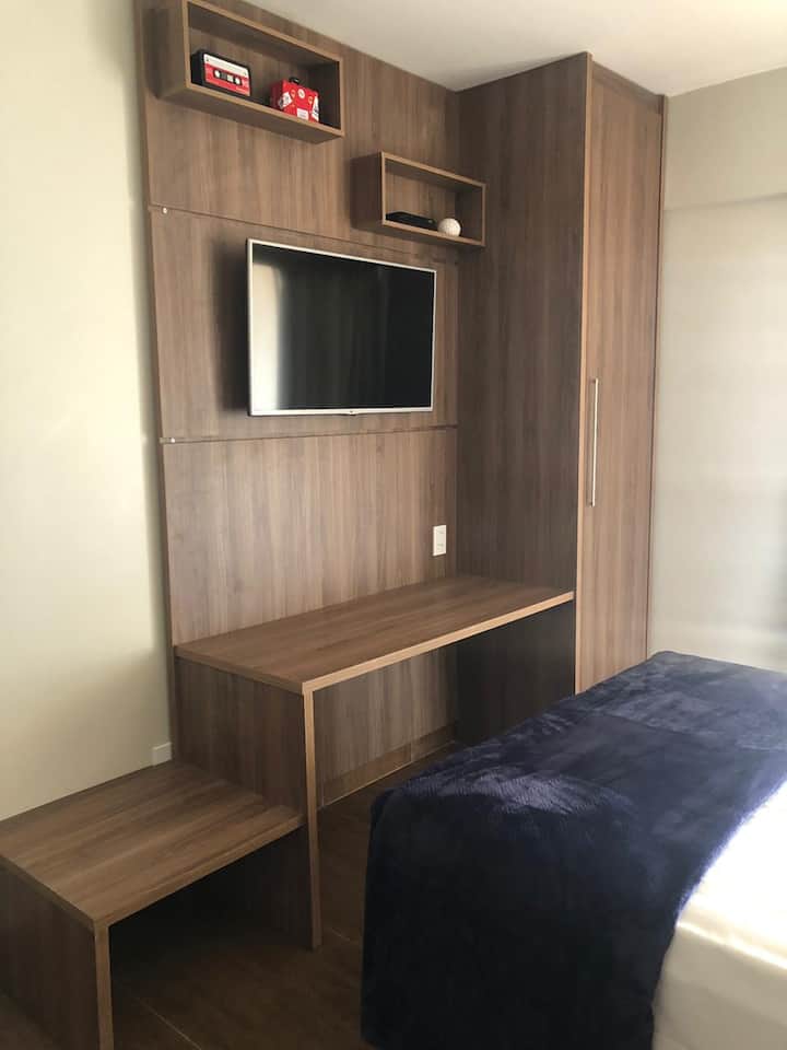 Bancada para estudos e apoio para malas