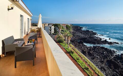 Waterfront Apartment with Sea View and Etna View