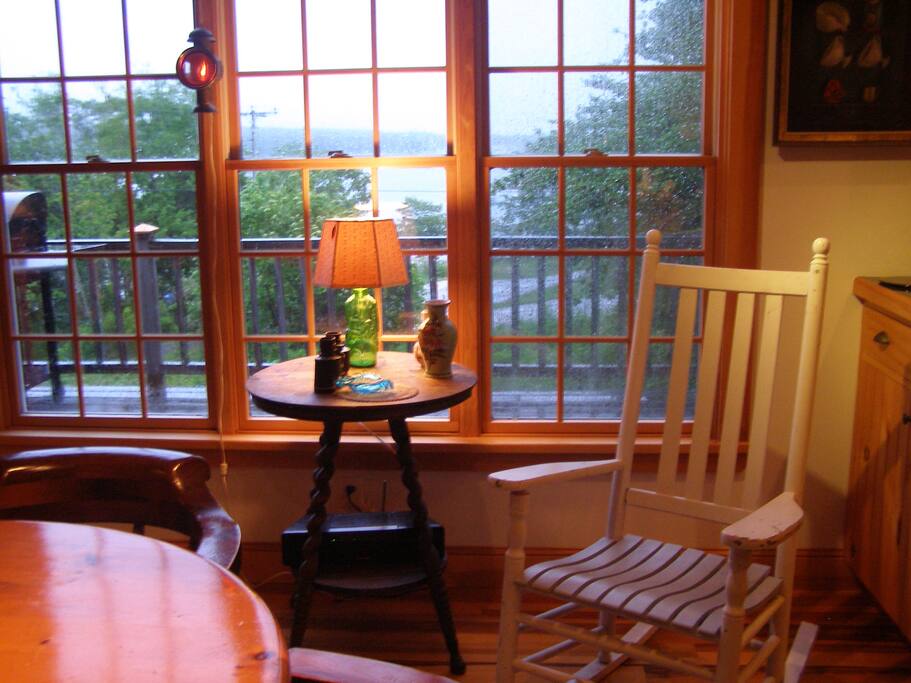 Kitchen seating area