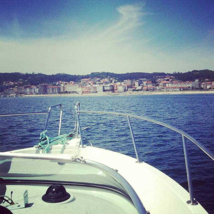 ¡Bienvenidos a la Ría de Arousa! Disfruta de un paseo en barco y descubre las mejores playas e islas del entorno...