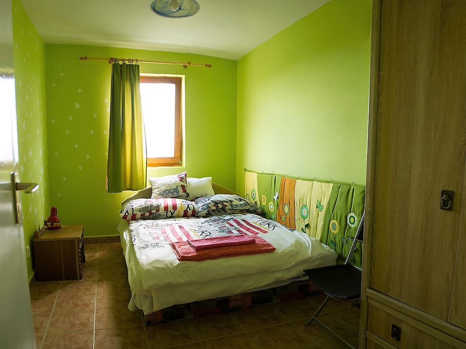 The "green" room: comfortable double bed with cupboard./ Das "grüne" Zimmer: komfortables Doppelbett und Kleiderschrank./ «Зеленый» номер: удобная двуспальная кровать и шкаф для одежды./ A "zöld" szoba: kényelmes dupla ággyal és ruhás szekrénnyel