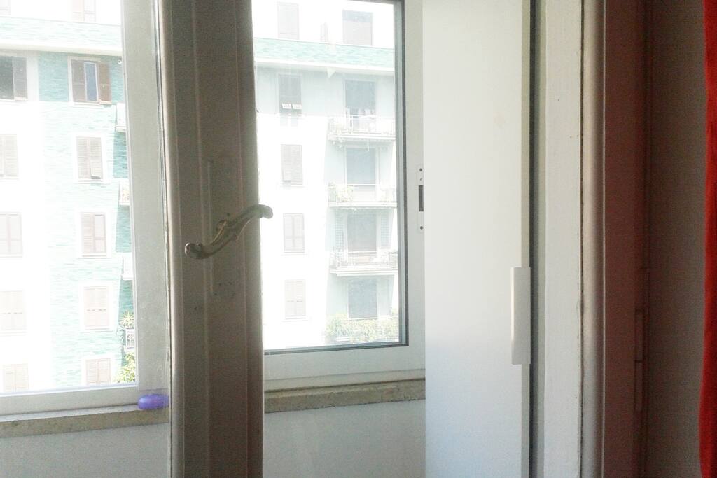 Armadio a un' anta e balcone coperto
