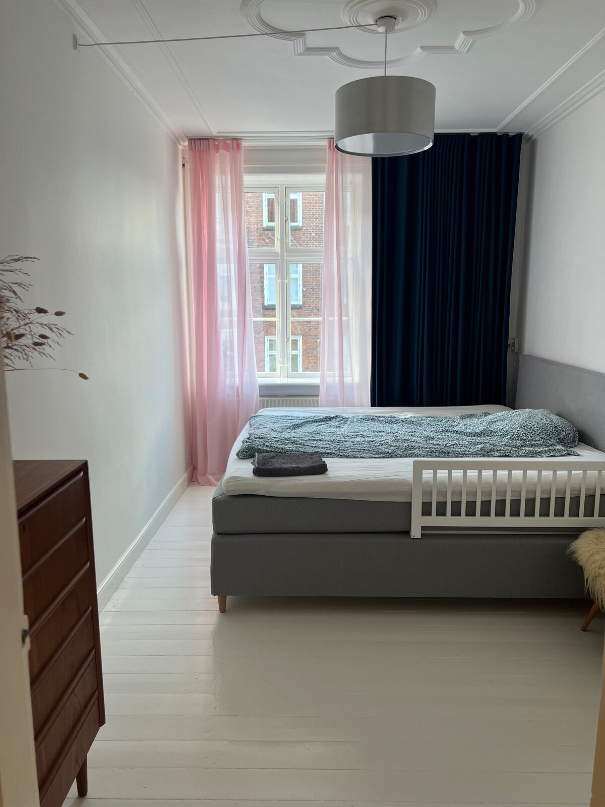 Dormitorio principal con cama tamaño king 210x210