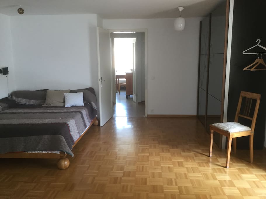 grosses Wohn/Schlafzimmer mit Doppelbett