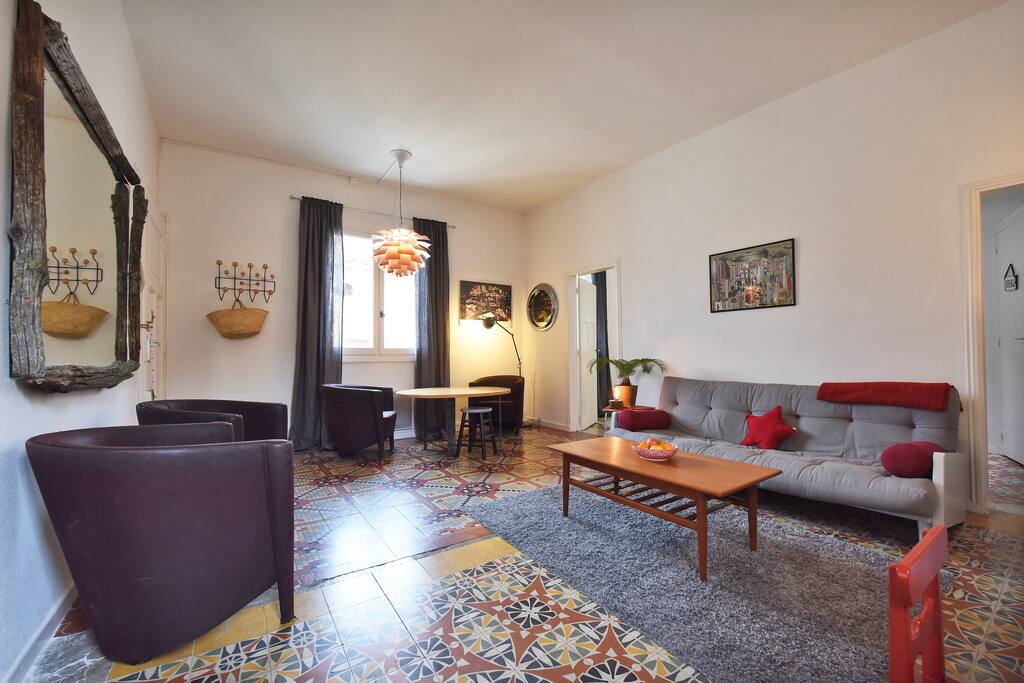 Salon lumineux, avec vue sur les toits.
Light living room with view on the rooftops