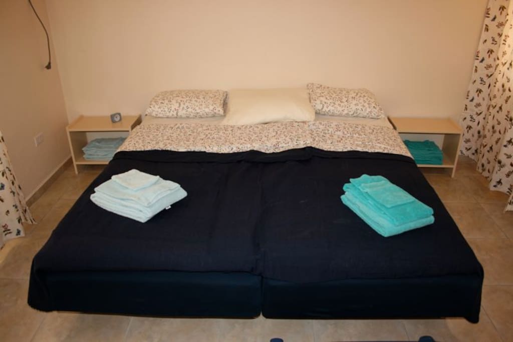 elke slaapkamer voorzien van box spring bedden