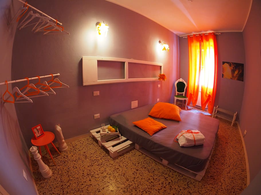 THE ORANGE ROOM OF CIAO BELLA is a big double bedroom, colorfull, creative design and forniture