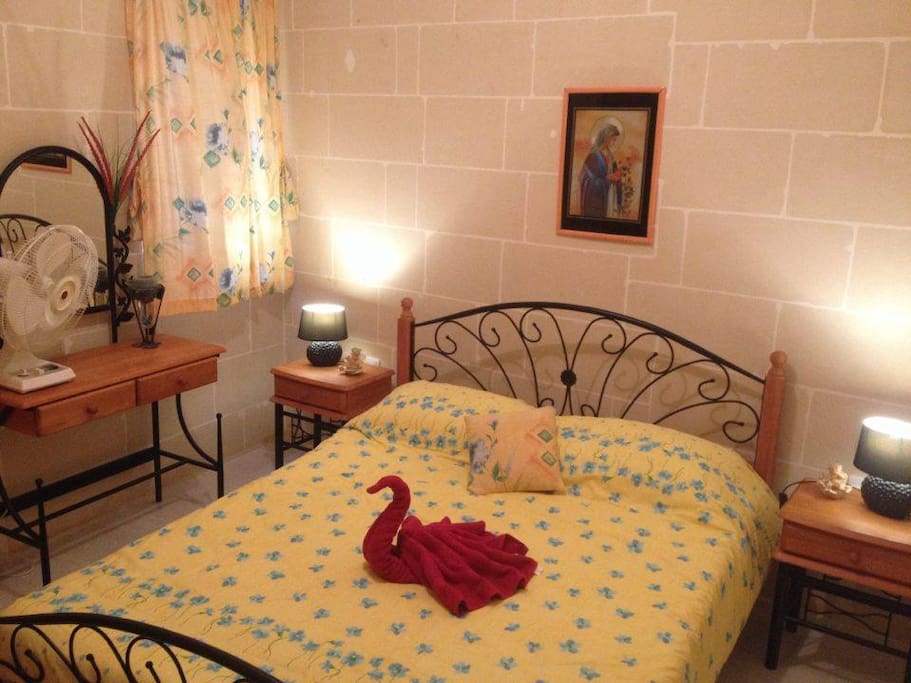 Comfortable bedroom with ensuite shower .sleeps 2