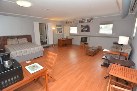 Top Airbnb: C1-Mike's Place Tampa-Private Entrance, Bath, Bed in Oakford Park
