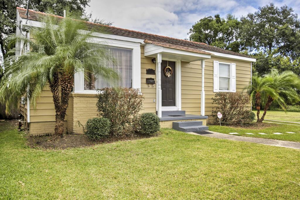 The property is perfectly situated just 10 minutes from the French Quarter!