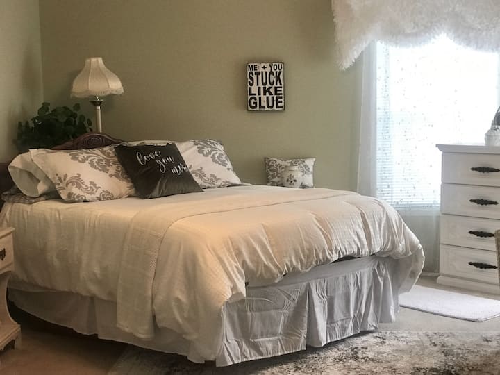 Letto elettrico a due piazze.  In una recensione, un ospite ci ha detto che si tratta solo di un doppio, ma si tratta di una regina e ha delle lenzuola con gli angoli.  Può sembrare più piccolo se si tratta di un 
Craft-a-matic.