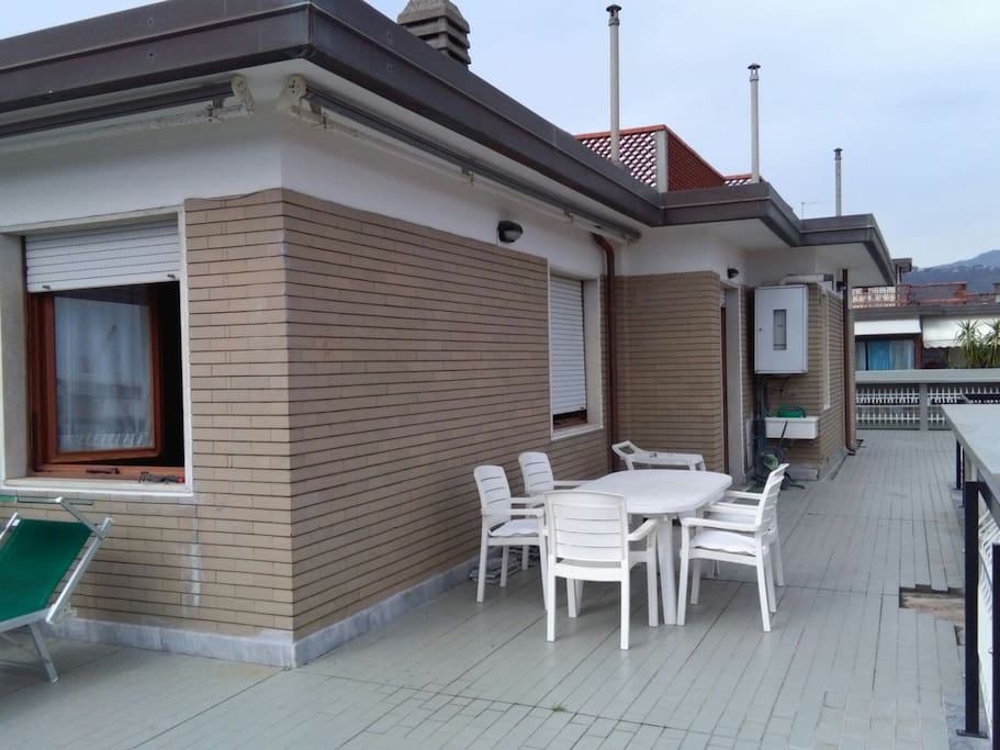 Terrazza che circonda la casa su 3 lati.
