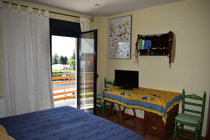 GLAVNA SOBA NA GORNJEM KATU: TV i izlazna terasa