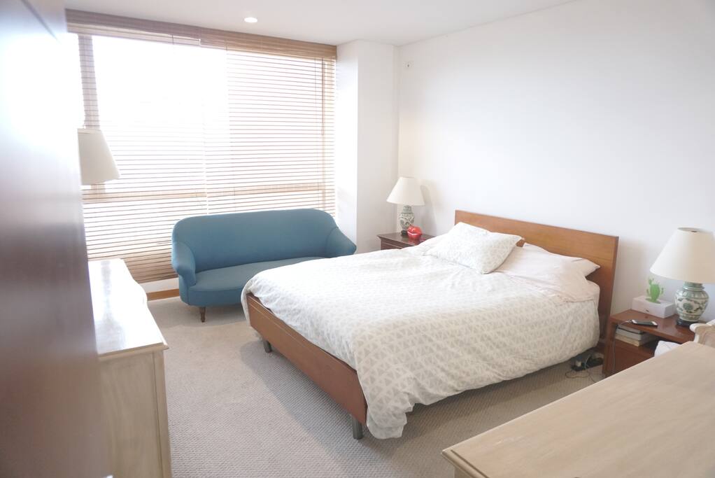 Cuarto principal con walking closet y baño privado con Tina.