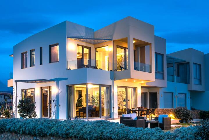 Waterfront Villa, 4 BD, 100m from sandy beach