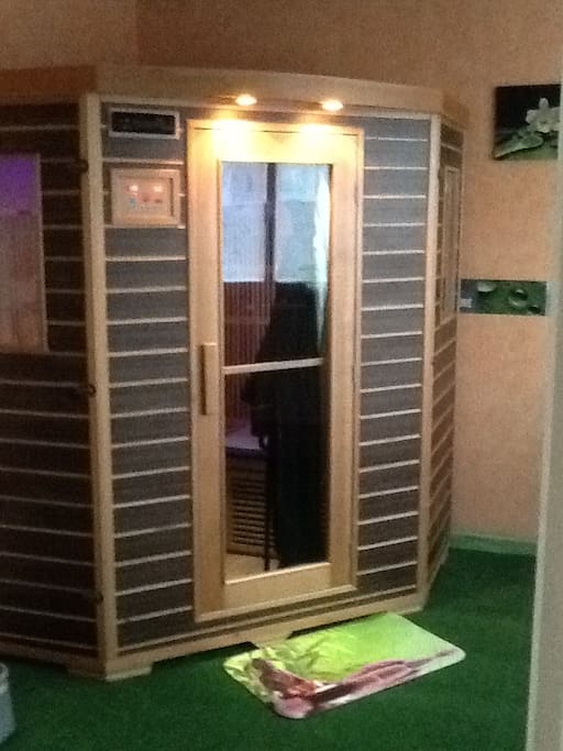 Sauna a l'étage pour se détendre après la jacuzzi en supplément du prix de la chambre.