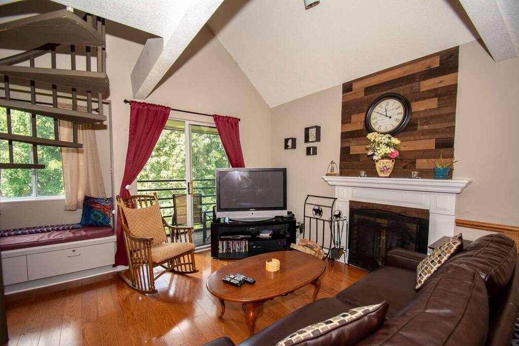 DISCOUNTS@Condo above Ober Gatlinburg-Indoor/Outdoor Pool-3.7 miles to downtown-Wood Burning FP-WiFi - Gatlinburg의 콘도에서... 
