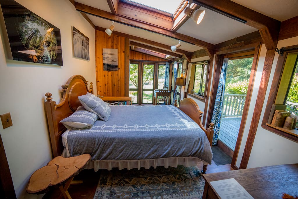 Queen bed and lots of natural light.