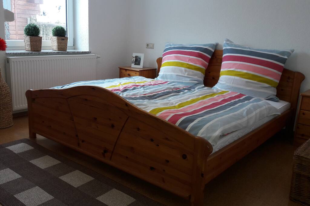Schlafzimmer mit Doppelbett