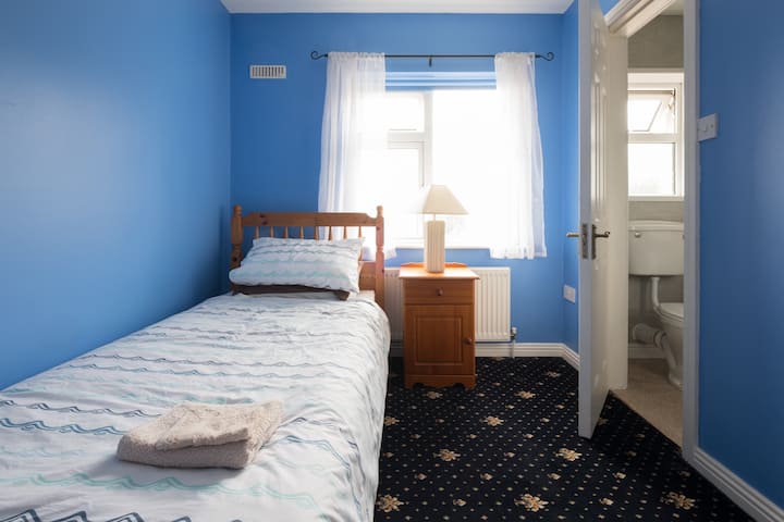 Eugene's Place, en-suite single bedroom