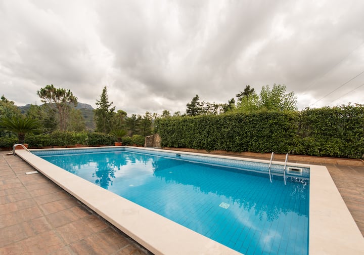 Green Country House Garden and Pool