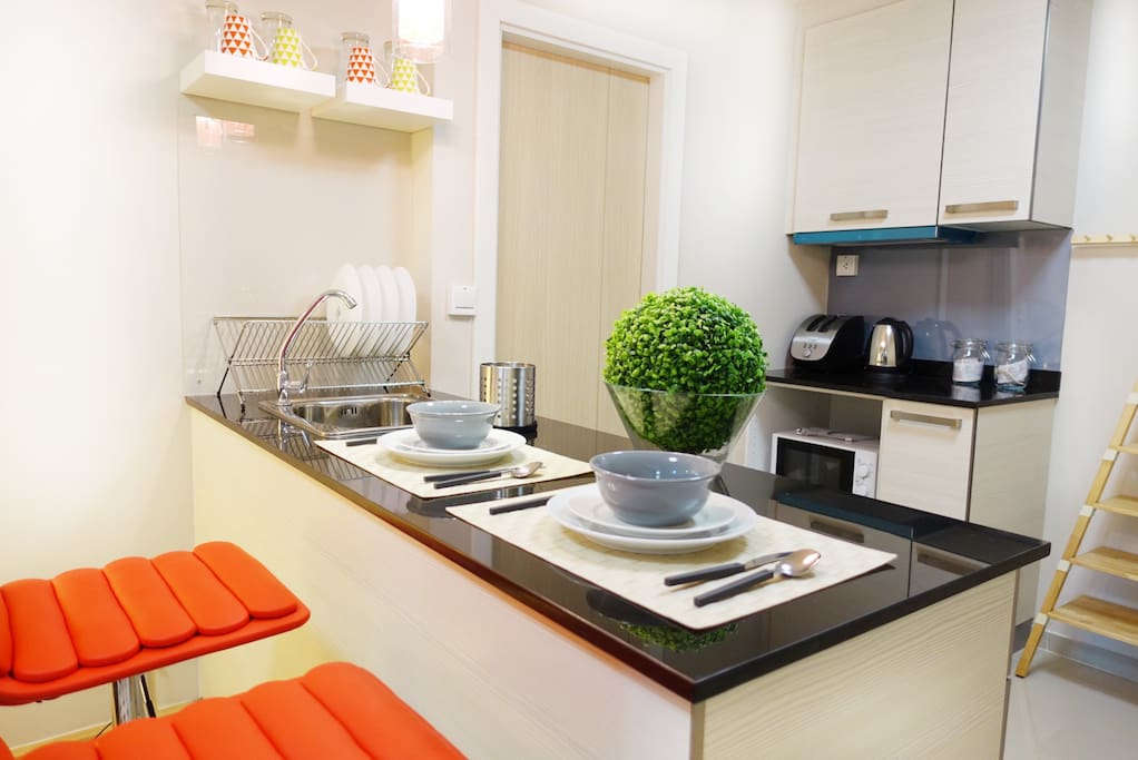 Dinning counter and kitchen.