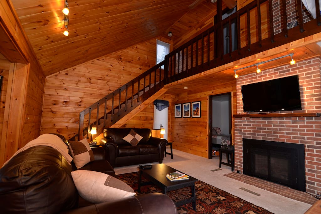 47' flat screen smart TV with cable and streaming Netflix, gas fireplace