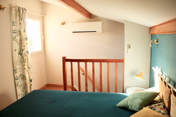 Klimatizirana spavaća soba s bračnim krevetom i krevetom za jednu osobu.