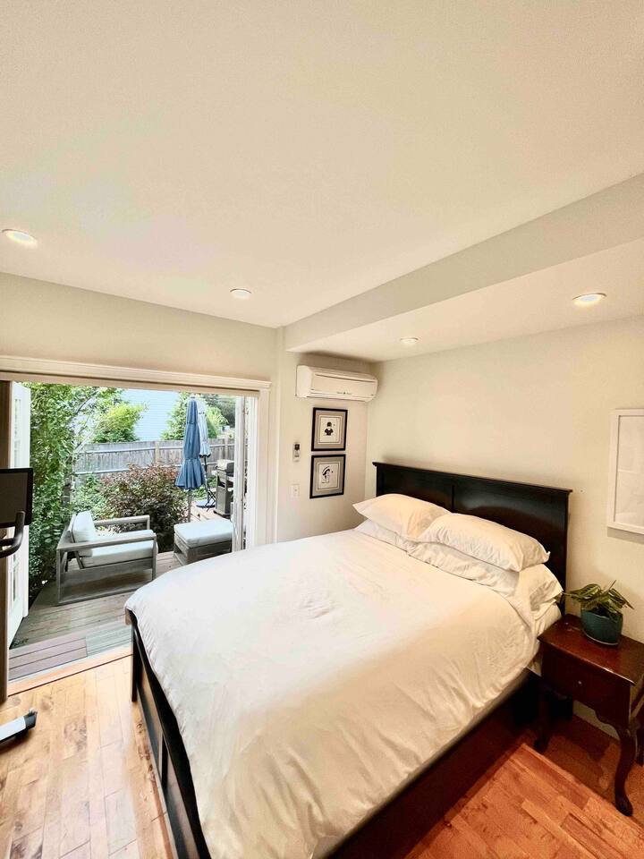 Სტუმრების საწოლი  
გამოუსადეგარი ფერებში 
Ფრანგული კარი ღიაა ცალკე პატიოსა და გარე საშხაპისთვის