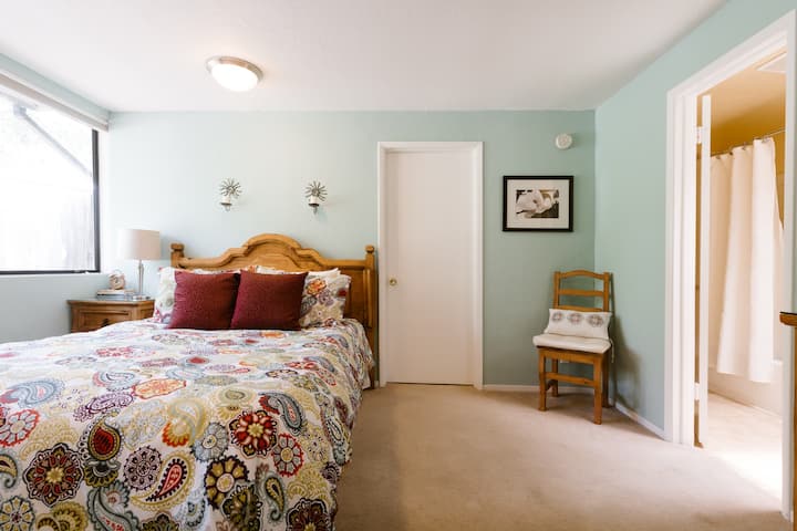 Tu dormitorio luminoso y espacioso con cama tamaño Queen te espera.  