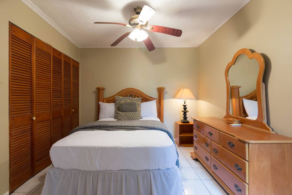 Bedroom w/ Full-Size Bed