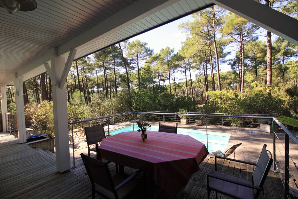 La terrasse couverte et la piscine