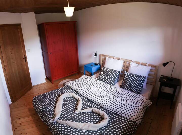 غرفة نوم بسرير بحجم كبير