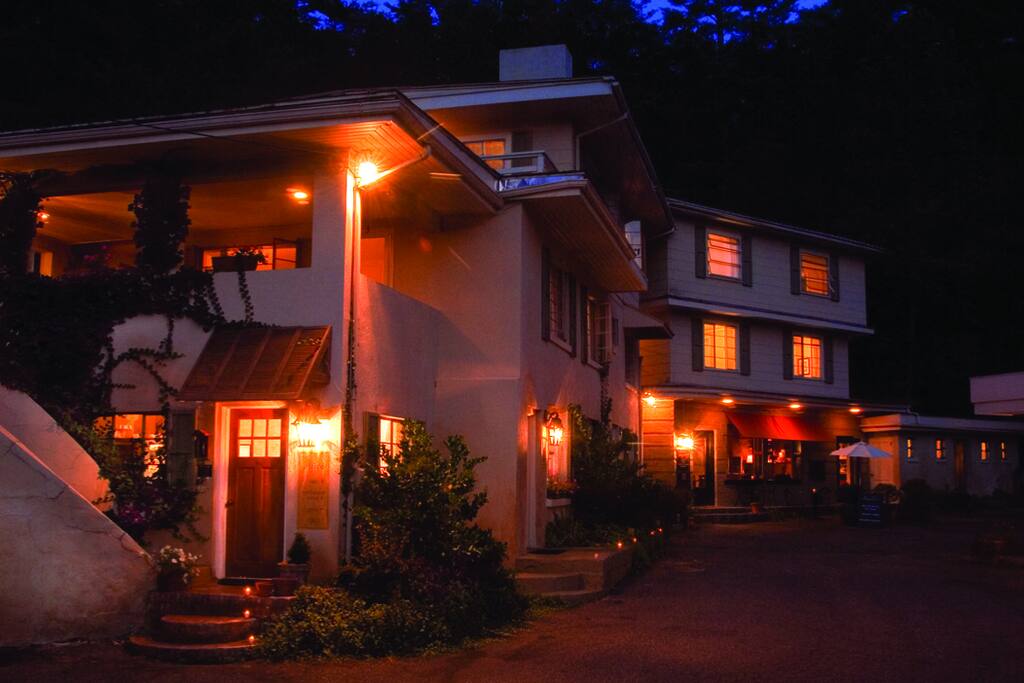 Small-scale & casual, Lakeview at Fontana evokes the soul-nurturing feel of a quaint Mediterranean village; complete with charming courtyard, cafe, yoga studio, and spa.