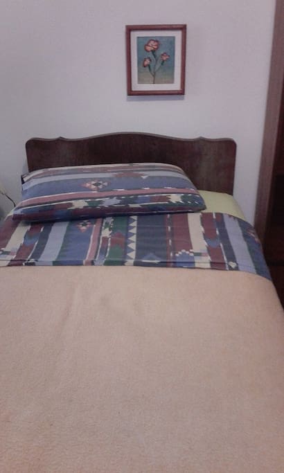 Bed ready for use :)
La cama ya esta lista para usarse :)