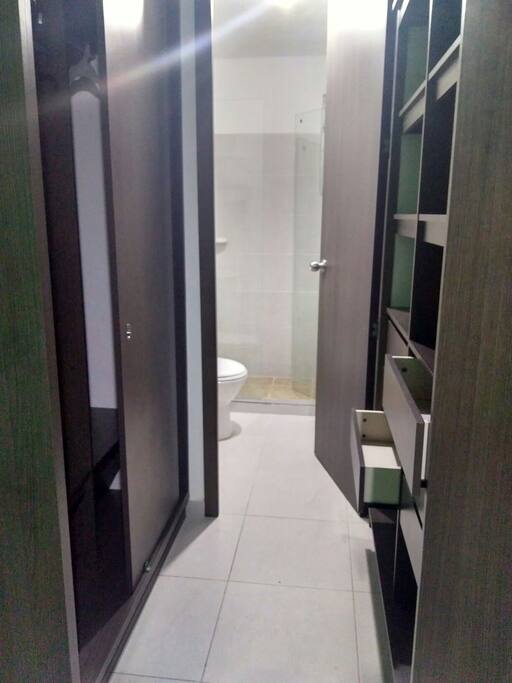 Baño, clóset y organizador con gaveteros