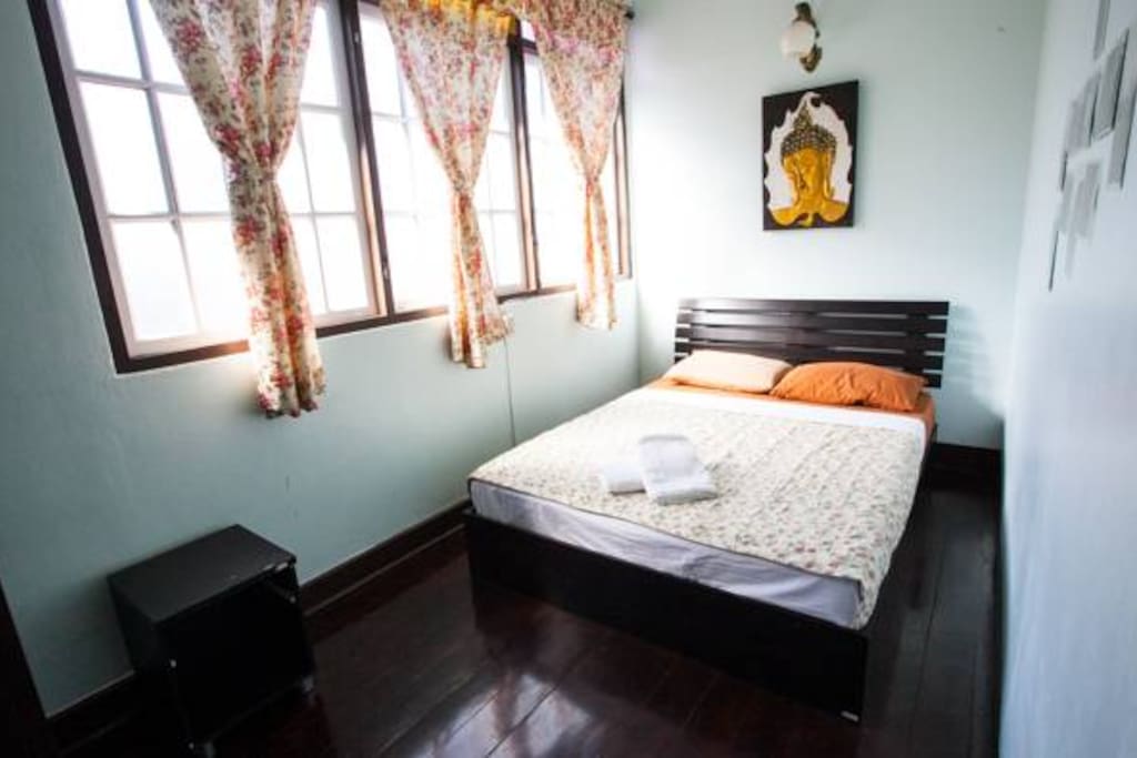 Budget Double room, Queen size bed/ Shared bathroom.