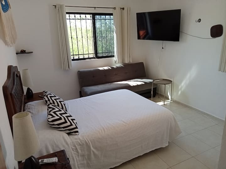 卧室2.双人床，配有空调、索尼电视和沙发床。