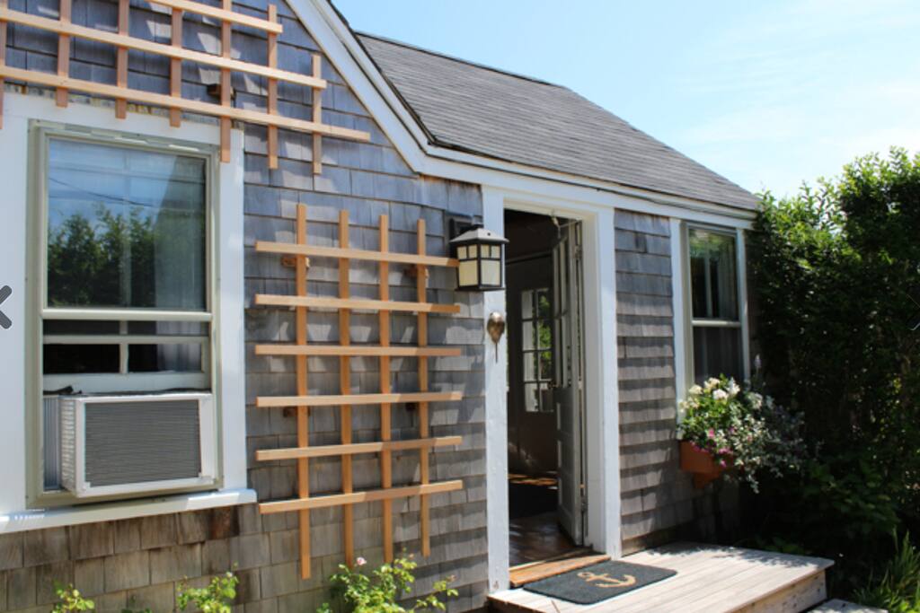 Side view. Bedroom has window unit air conditioner.