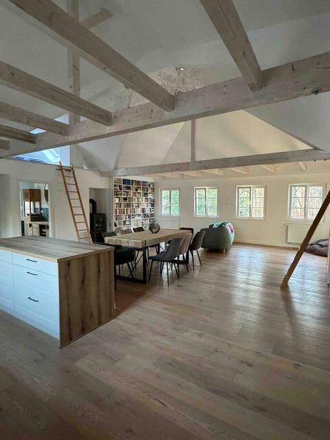 Exclusive loft in quiet forest and lake location