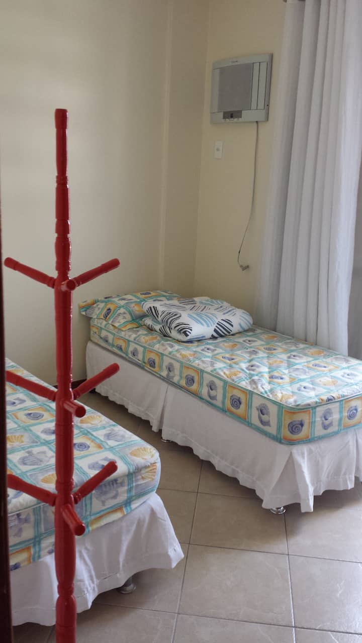 غرفة بسريرين مزدوجين ومرتبة ومكيف هواء