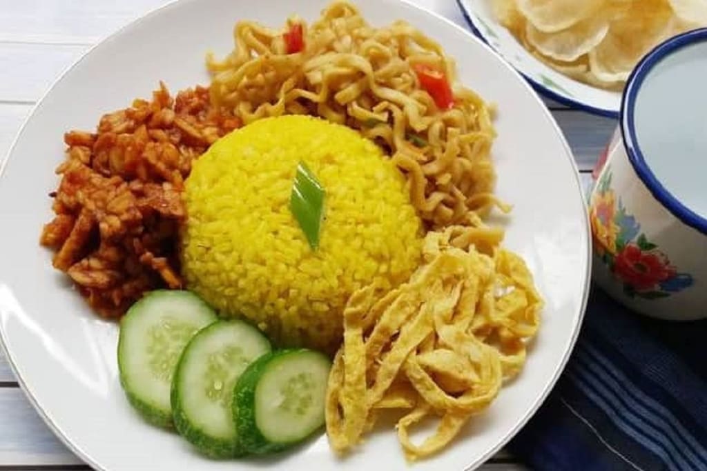 Breakfast / yellow rice / sandwich